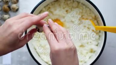 <strong>打碎</strong>鸡蛋。 烹饪食物。 烘焙原料，打破鸡蛋，分离蛋黄和蛋白质。 <strong>玻璃</strong>碗揉捏